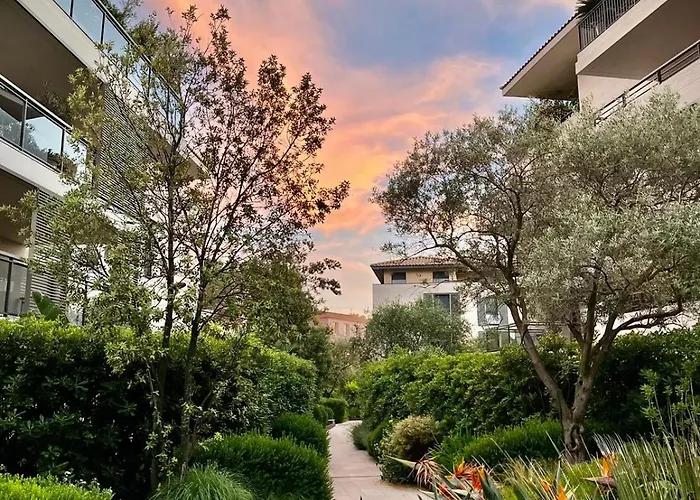 Exclusive With Parking , Gym And Sauna Апартаменти *